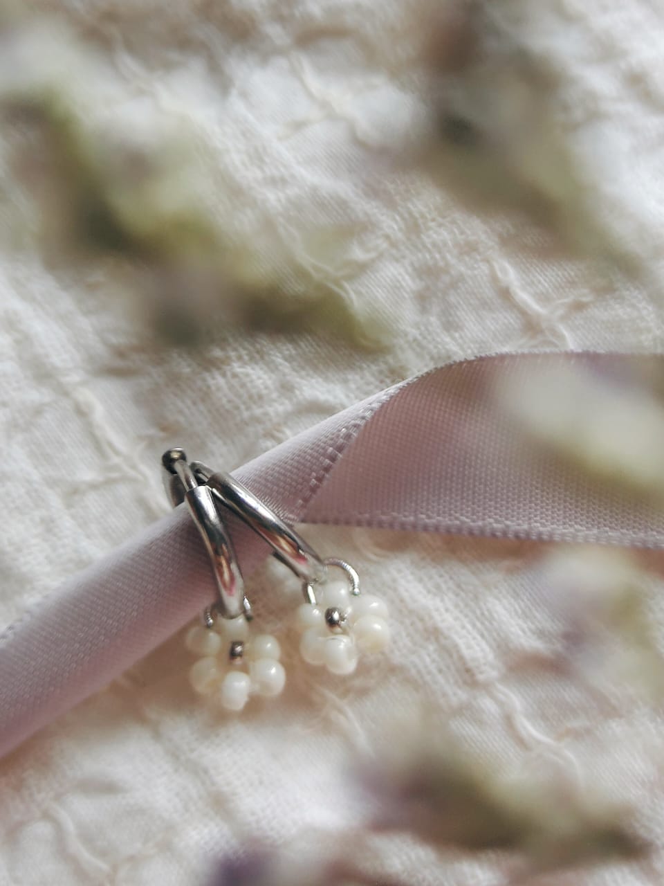 Hello Daisy White Earrings